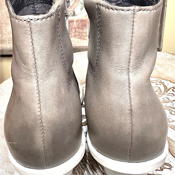 EUC Camper Brooke Leather Ankle Boot in a Taupe-Gray with Blue Heel Size 35 - Picture 7 of 10